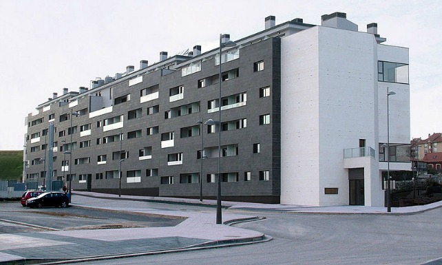 BLoque de viviendas | Enrique Arruti [CC BY 2.0], via Wikimedia Commons