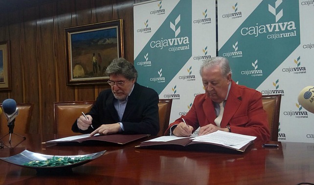 El presidente de Cajaviva Caja Rural, Pedro García Romera y el gerente de la Asociación Síndrome de Down Burgos, Luis Mayoral