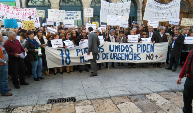 Manifestantes de Villadiego protestan por la supresión de un médico de urgencias. 
