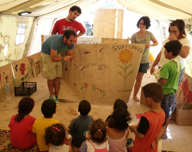 Voluntarios con los niños de la guardería en el campo de refugiados de Katsikas, 