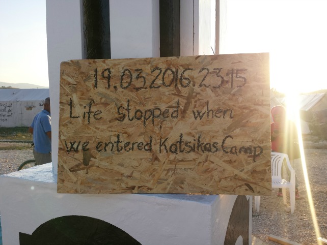 Cartel que se encuentra a la entrada del campo de refugiados
