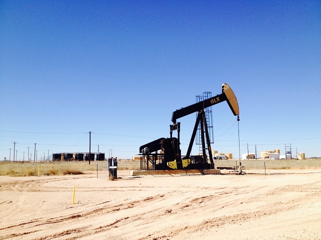 Extracción de petróleo mediante 'fracking'. Imagen: jwigley. Fuente: Pixabay.
