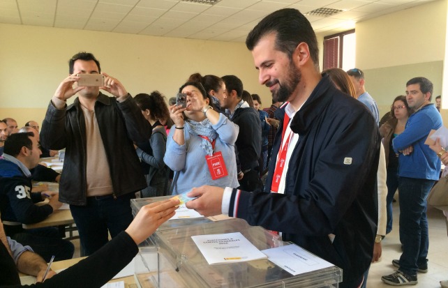 Luis Tudanca votando en las elecciones del pasado mes de junio.