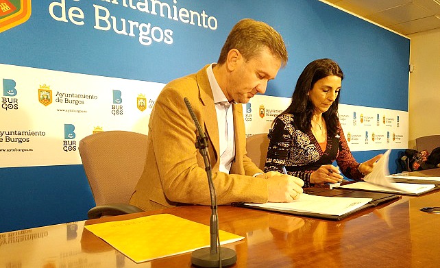 Javier Lacalle y Gloria Bañeres han firmado el acuerdo programático.