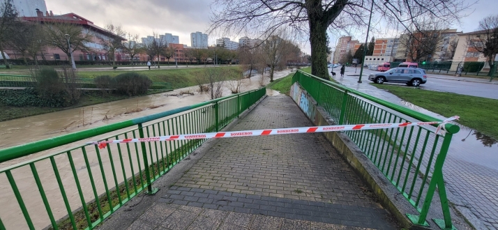Cierre de accesos a los r&iacute;os en Burgos capital por la crecida del nivel del agua | Imagen 1