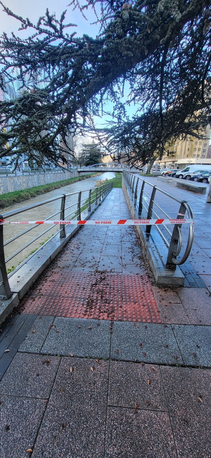 Cierre de accesos a los r&iacute;os en Burgos capital por la crecida del nivel del agua | Imagen 2