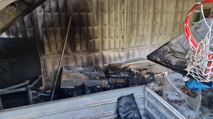 Investigan si el incendio de pelusas junto al polideportivo de El Plant&iacute;o en Burgos fue provocado | Imagen 1