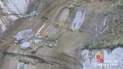 Rescatan a un escalador en la Cascada de San Miguel de Angulo en Burgos | Imagen 1