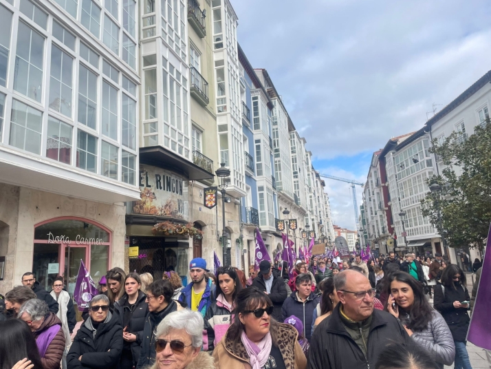 Alrededor de dos mil personas inundan el centro de Burgos en la manifestaci&oacute;n del 8M | Imagen 2