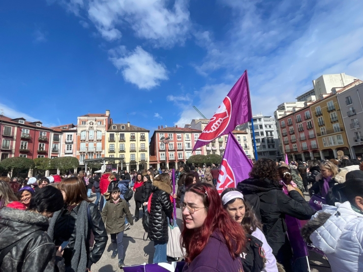 Alrededor de dos mil personas inundan el centro de Burgos en la manifestaci&oacute;n del 8M | Imagen 1
