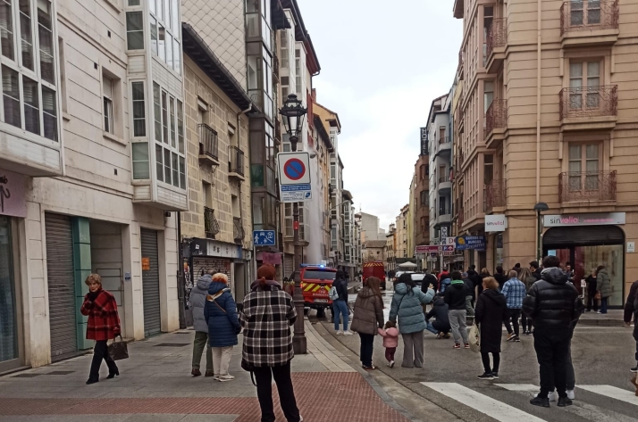 La rotura de una tuber&iacute;a en la calle Santa Clara de Burgos provoca un g&eacute;iser de agua | Imagen 1