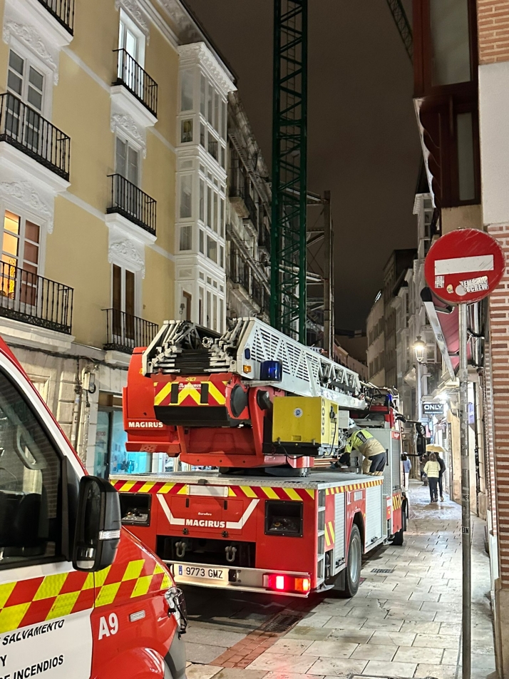 Los bomberos intervienen de urgencia por los desprendimientos de una grúa abandonada en el centro de Burgos | Imagen 2