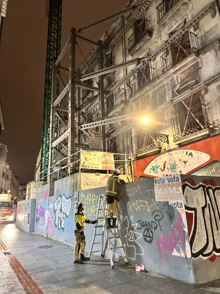 Los bomberos intervienen de urgencia por los desprendimientos de una grúa abandonada en el centro de Burgos | Imagen 1
