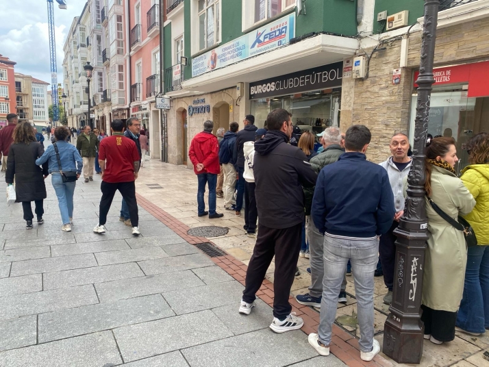La afici&oacute;n del Burgos CF colapsa La&iacute;n Calvo para conseguir entradas para Le&oacute;n | Imagen 1