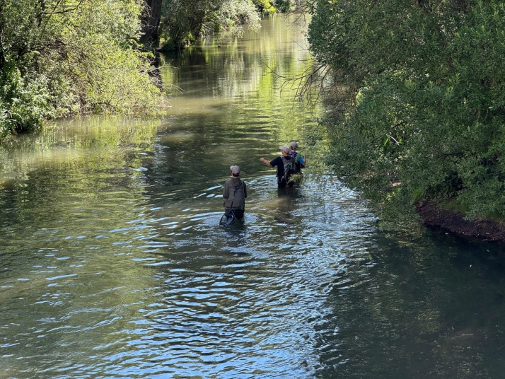 Tres j&oacute;venes pescadores convierten el Arlanz&oacute;n en su particular aventura de verano | Imagen 1