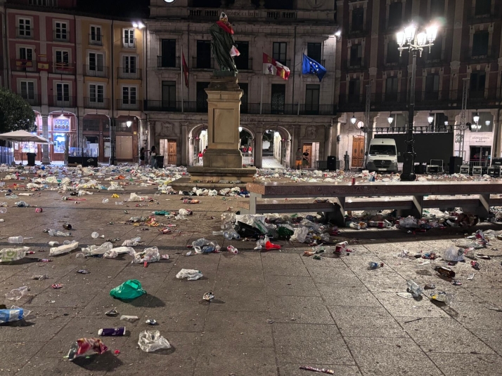 Un título para la historia y una imagen que vuelve a avergonzar a muchos vecinos | Imagen 1