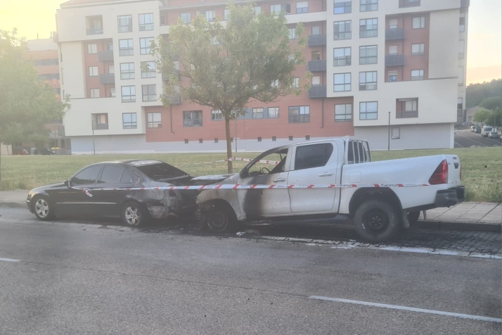 Arden dos vehículos de madrugada en la calle Óscar Romero de Burgos | Imagen 1