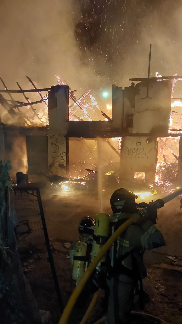 Espectacular incendio en un inmueble del bulevar ferroviario de Burgos | Imagen 1