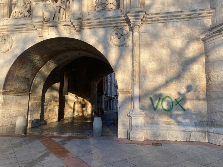 Vandalizan con pintadas el Arco de Santa Mar&iacute;a en Burgos | Imagen 1