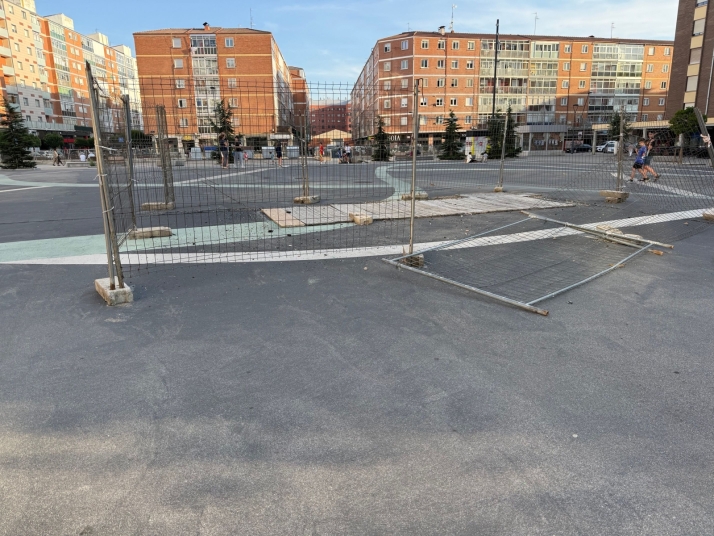 Una cata abierta desde hace casi cuatro años convierte la plaza Santiago en un punto de riesgo | Imagen 1