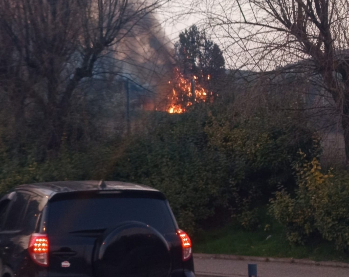 Se incendia una parcela en Burgos cercana al HUBU y a una gasolinera, pero no causa heridos | Imagen 1