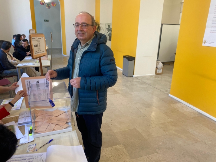 La participación en las elecciones se sitúa cerca del 53,06%, frente al 51,6% con respecto a los comicios de 2022 | Imagen 4