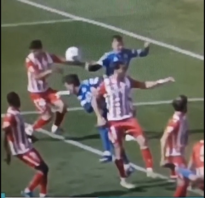 El CTA sostiene que el &aacute;rbitro debi&oacute; pitar penalti a favor del Burgos CF por mano del jugador del Almer&iacute;a  | Imagen 1