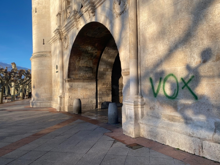 Vandalizan con pintadas el Arco de Santa Mar&iacute;a en Burgos | Imagen 2